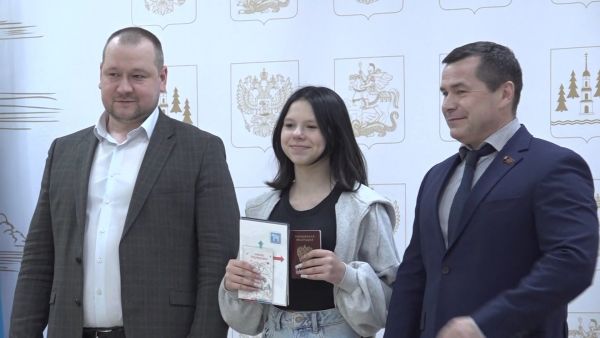 В ДК им. Воровского состоялось знаменательное событие – юным жителям округа вручили паспорта гражданина РФ