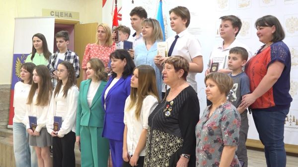 Во Дворце культуры имени В. В. Воровского еженедельно проходит вручение первых в жизни паспортов