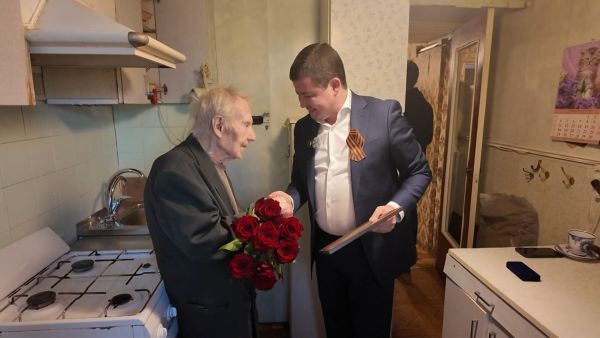 Эдуард Малышев вручил Владимиру Войцекяну знак и удостоверение «Почётного гражданина Раменского м.о»