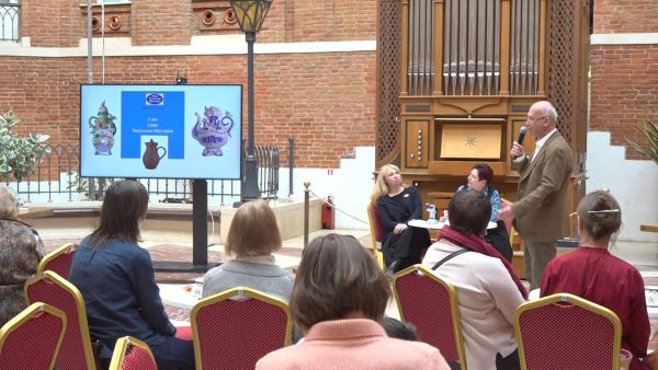 В Малом дворце музея-заповедника «Царицыно» открылась выставка гжельского промысла «Времена года»