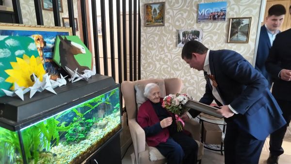 В преддверии празднования 80-летия Победы участницу Великой Отечественной войны поздравил глава Раменского округа