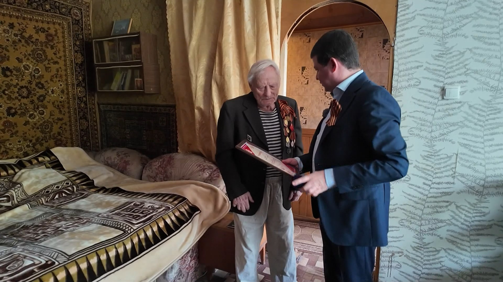 Глава Раменского округа поздравил Евгения Трофимовича Нижника с 80-летием Победы