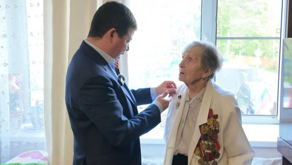 Цветы и благодарность в честь 80-летия Великой Победы