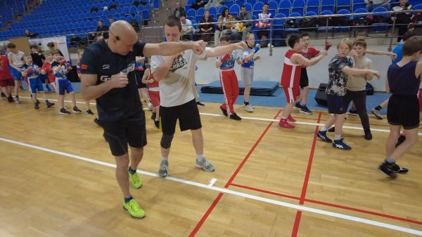 Воспитанники спортивных школ познакомились с чемпионом мира по боксу по версии IBF Романом Кармазиным
