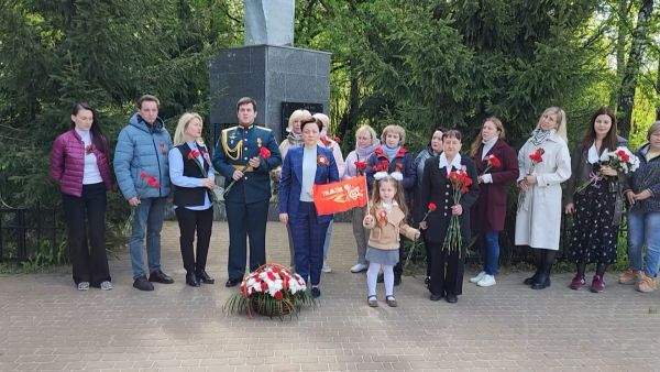 Жители Раменского округа возложили цветы к памятнику героям ВОВ