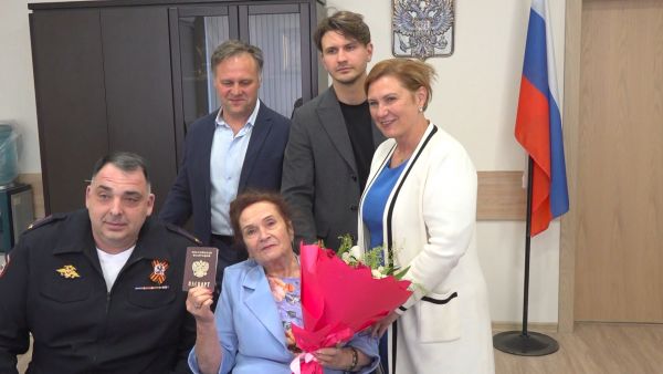 Полицейские в Раменском приняли участие в церемонии вручения паспорта 80-летней женщине
