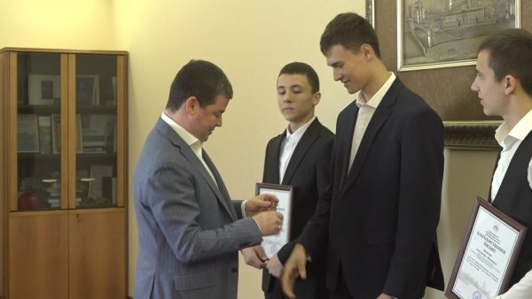 21 мая глава округа Эдуард Малышев поздравил и вручил благодарственные письма спортсменам