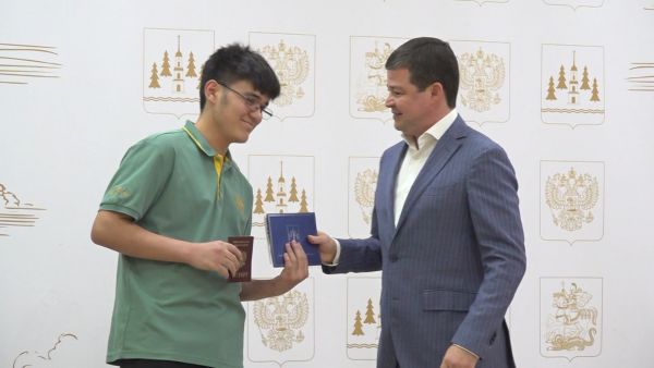 Глава Раменского муниципального округа Эдуард Малышев торжественно вручил паспорта юным раменчанам