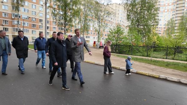 С рабочим визитом Эдуард Малышев посетил детскую площадку на улице Крымская, 5