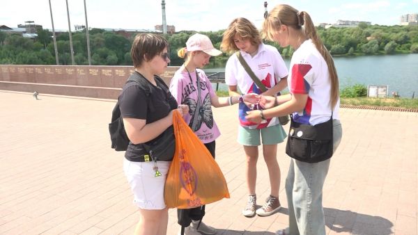 В честь Дня России волонтеры раздавали ленточки.