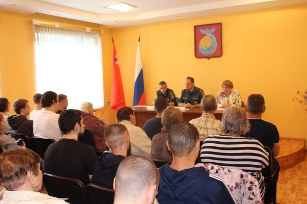 Сотрудники МЧС провели встречу с жителями Гжели