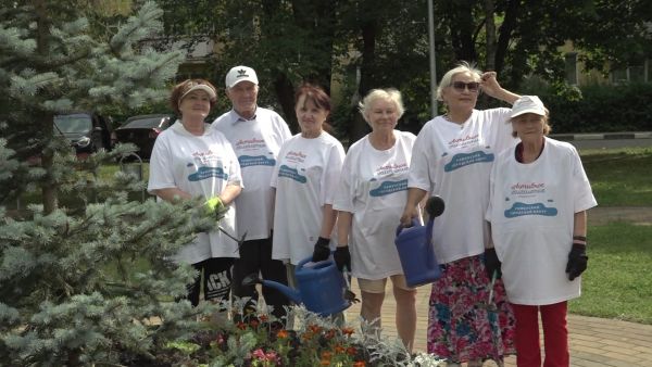 Участники программы «Активное долголетие» украсили город цветами