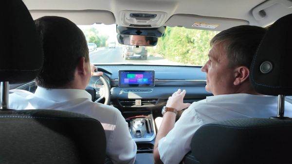 Участок дороги от улицы Михалевича до Сафоновских прудов в настоящее время ремонтирует