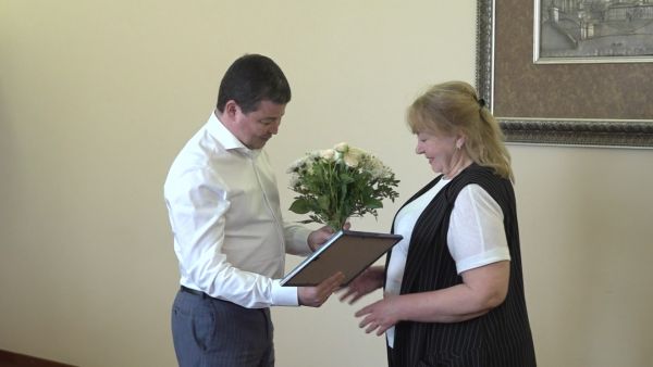 Глава Раменского округа вручил жителям жилищные сертификаты