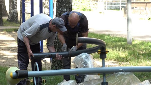 На ул.Крымской во дворе дома 3 проводятся работы по замене игровых элементов