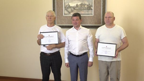 Глава Раменского округа вручил жителям сертификаты на переселение из аварийного жилья