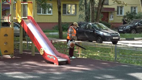 Сегодня работники МБУ «Содержание и благоустройство» привели в порядок игровую территорию