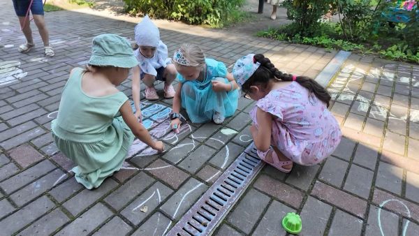 Сегодня дорожки детского сада №42 превратились в настоящий художественный холст