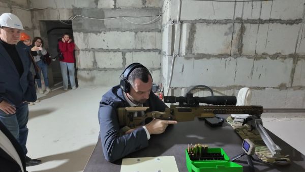 Эдуард Малышев посетил строящийся Центр производства спортивного оружия и патронов.