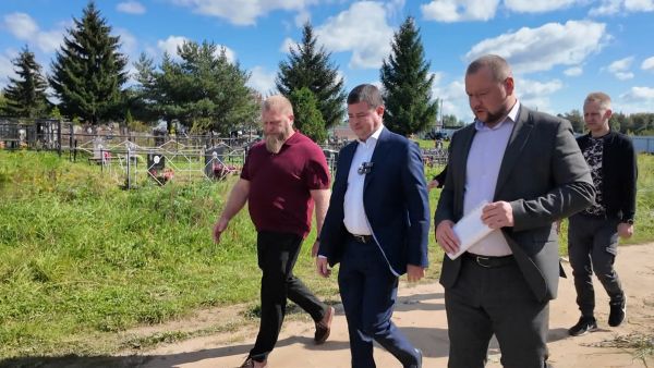 Эдуард Малышев проинспектировал завершение работ по благоустройству на кладбище «Гжель»