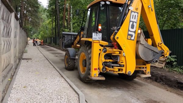 На улице Тверской в посёлке Кратово идёт строительство тротуара