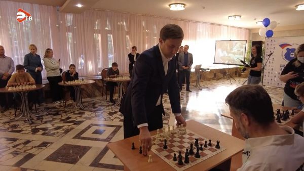 Сергей Карякин приехал в ДК «Победа» на торжественное открытие шахматного клуба