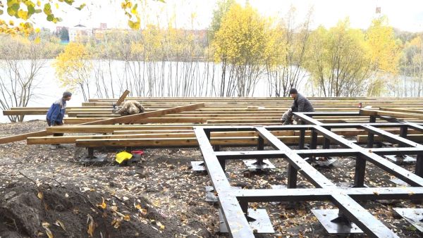 Благоустройство набережной в парке идет успешно