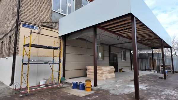 В рамках рабочего визита Эдуард Малышев лично проинспектировал ход ремонтных работ в ДК «Строитель»