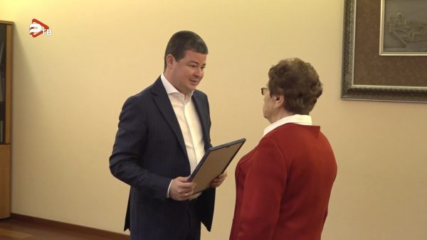 Государственный жилищный сертификат глава Раменского муниципального округа Эдуард Малышев вручил Таисе Прокопьевой