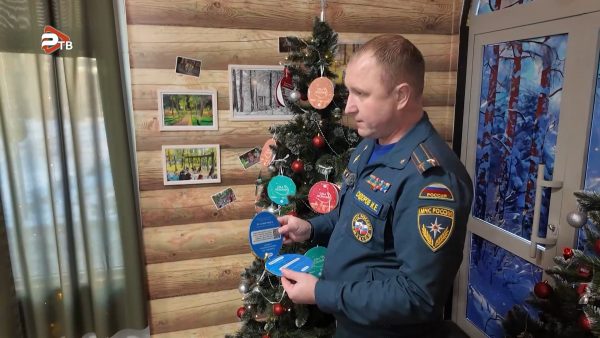 В преддверии Нового года начальник Раменского пожарно-спасательного гарнизона Илья Сидоров принял участие во всероссийской акции «Ёлка желаний»