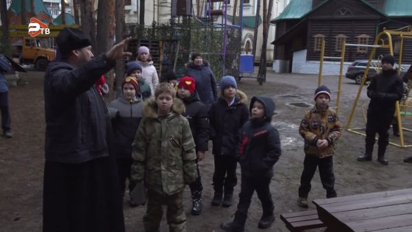 Для воспитанников Удельнинской школы-интерната была проведена экскурсия по территории Казанского храма