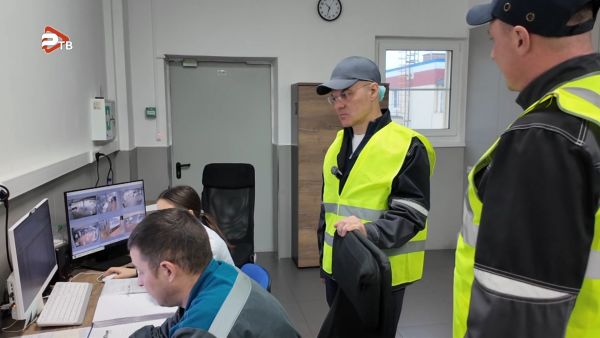 Предприятие по производству безалкогольных напитков с рабочим визитом посетил депутат Госдумы Александр Коган