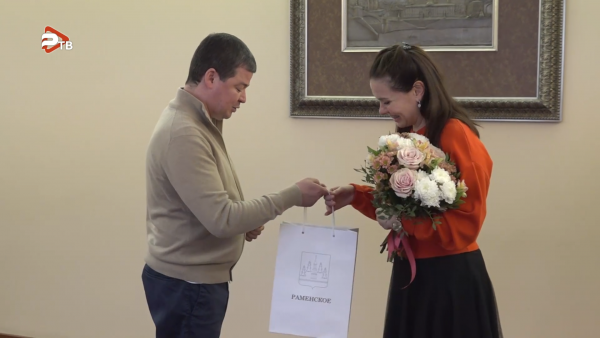 Эдуард Малышев поздравил врача Раменской подстанции скорой медицинской помощи