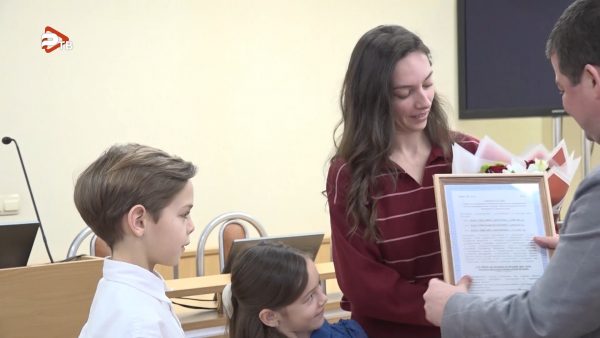 16 января глава Раменского округа Эдуард Малышев вручил жилищные сертификаты