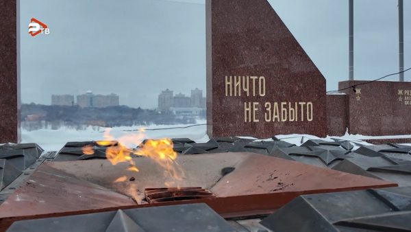 На площади Победы провели патриотический митинг