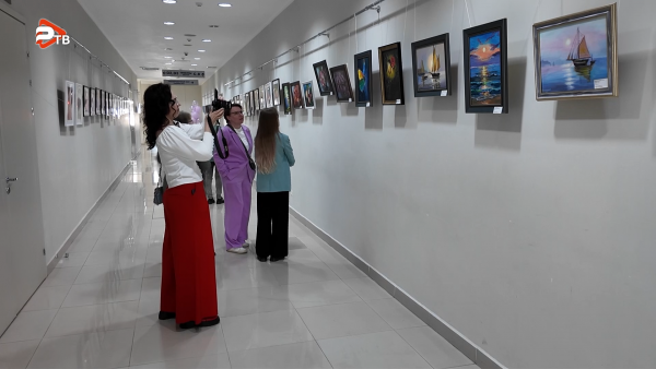 В Раменском открылась выставка под названием «Когда нам деревья казались большими»