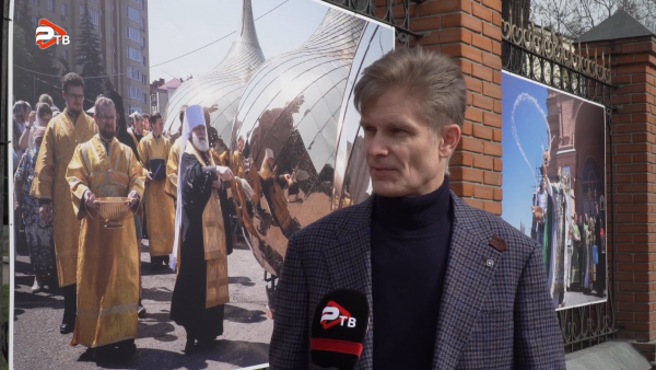 На ограждении собора Троицы Живоначальной открылась фотовыставка, приуроченная к столетию города Раменское