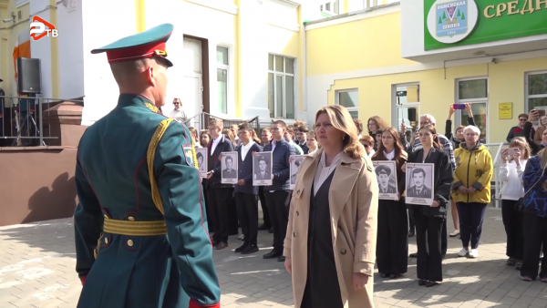 В Раменской школе №5 открыли мемориальную доску в честь её выпускника, старшего лейтенанта Сергея Карасева